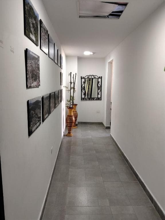 Pasillo con murales del Eje Cafetero